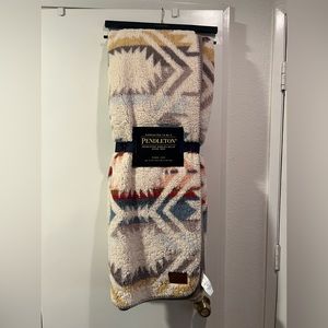 Gorgeous Pendleton throw NWT